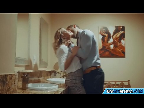 ❤️ जेव्हा एखादी बस्टी सोनेरी तुम्हाला सार्वजनिक शौचालयात मोहित करते ️❌ mr.123sex.ru वर ❌❤